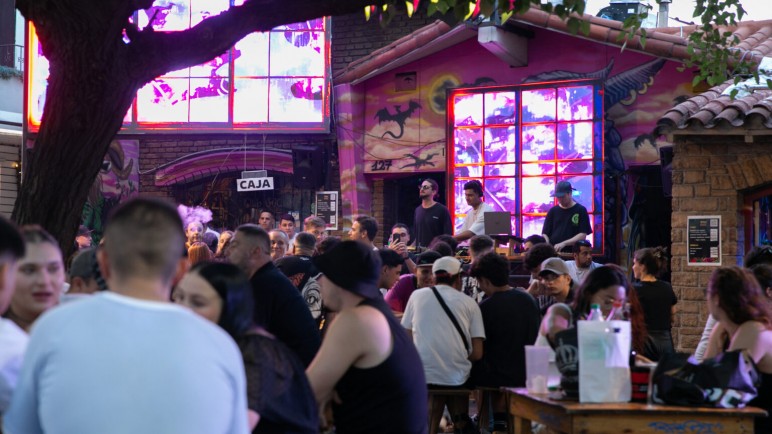 Halloween en la Arístides: una noche de disfraces, música y cultura urbana en la Ciudad